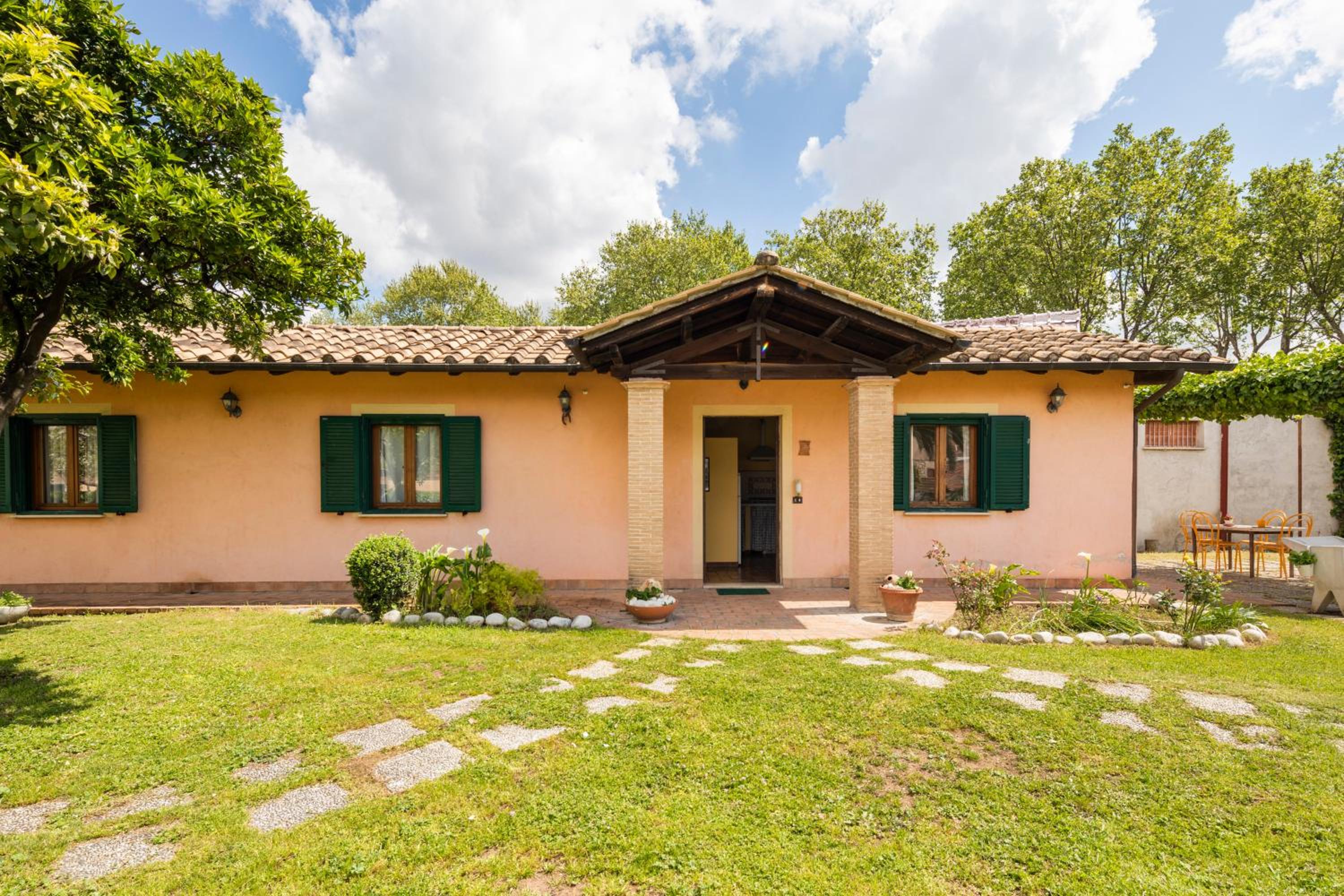 Villa with Large Garden and Free Parking