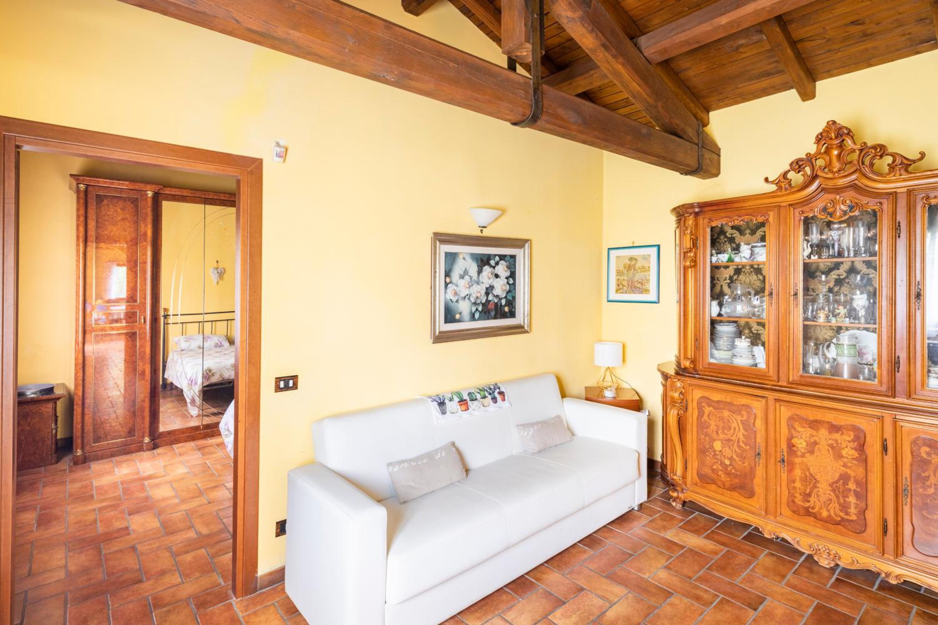 Villa with Large Garden and Free Parking