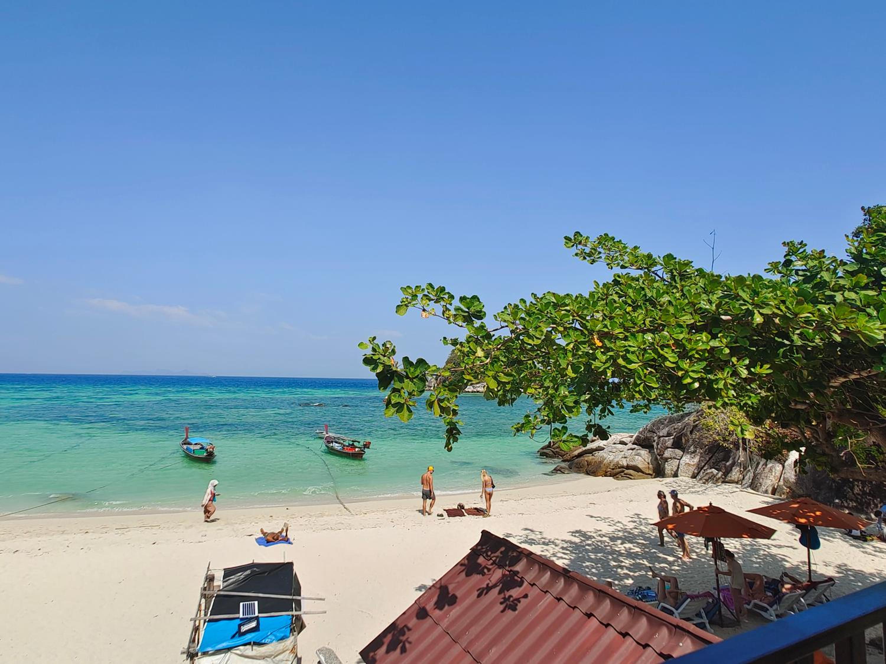 Hotel Lipe Sunrise Beach House - Image 1