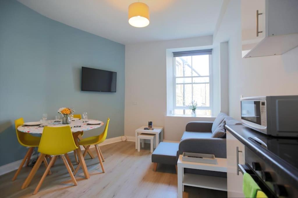 Cosy & Central Broughton 2BR Apt near City Centre photo 3