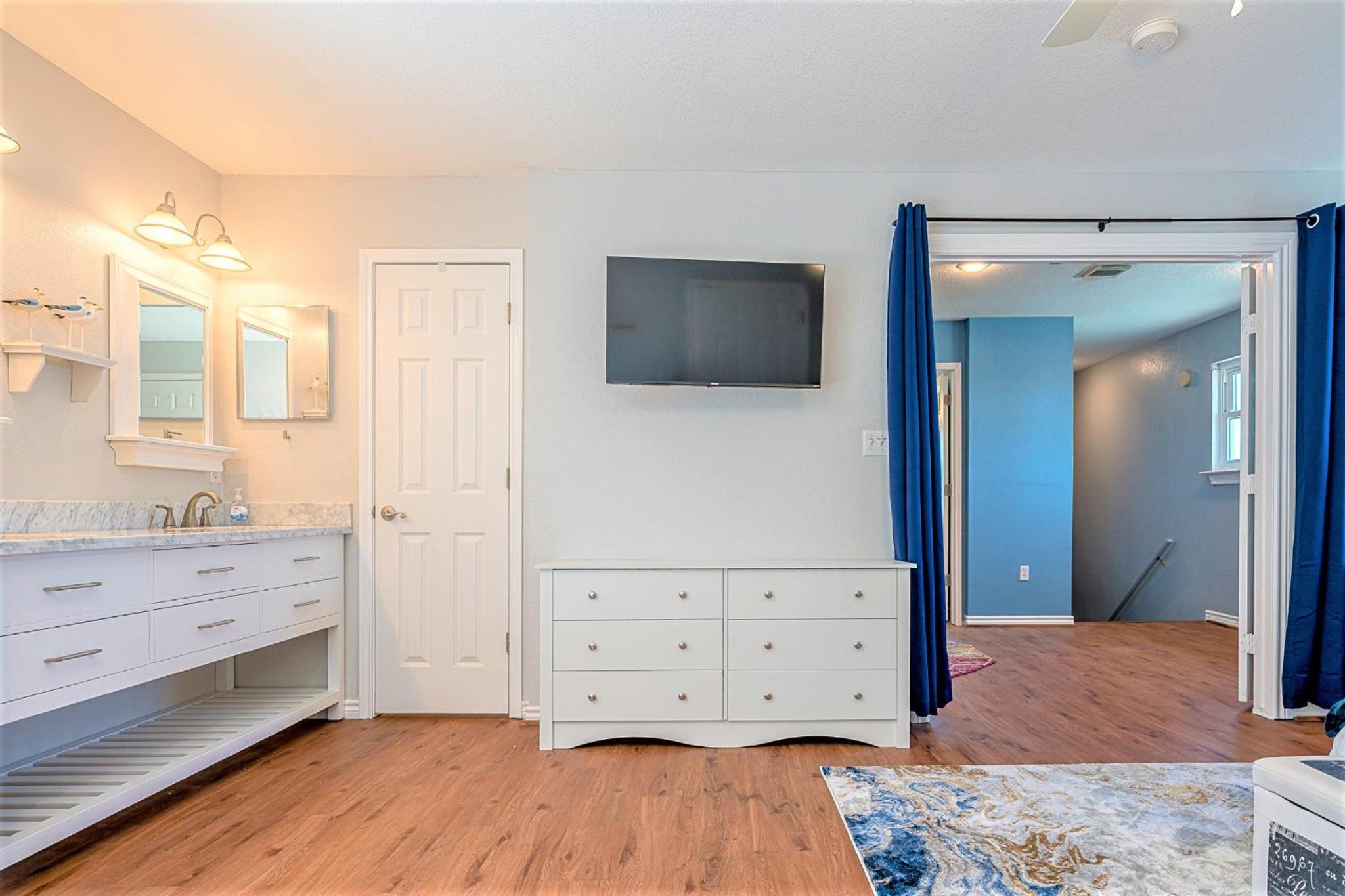 Miscellaneous Market Vacations - Hot Tub and Jacuzzi Suite! 100 steps from spacious beach and Jetty park! Generations Retreat Sleeps 26 - Property Image 1