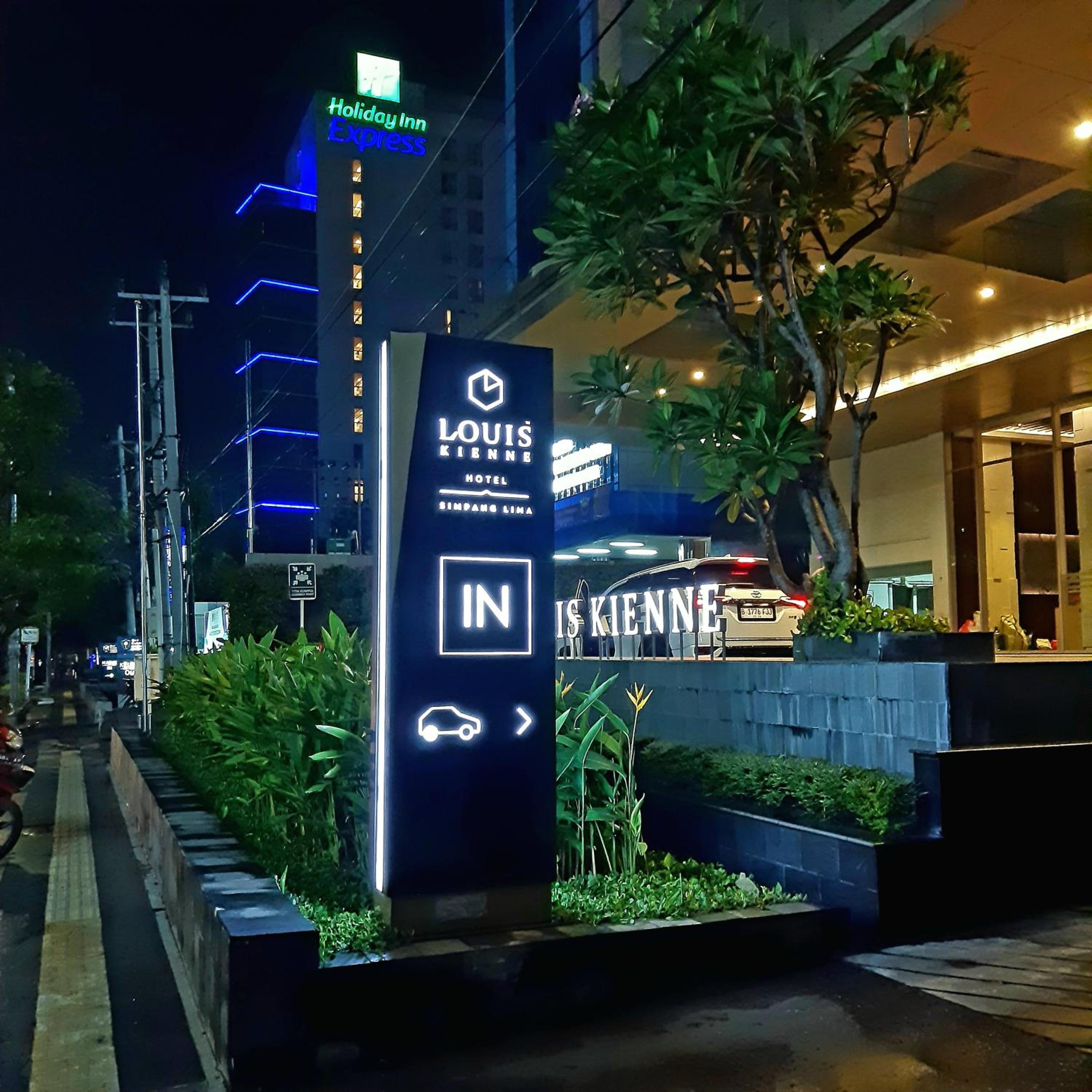 Warhol Residence at Louise Kienne Simpang Lima Semarang view 2