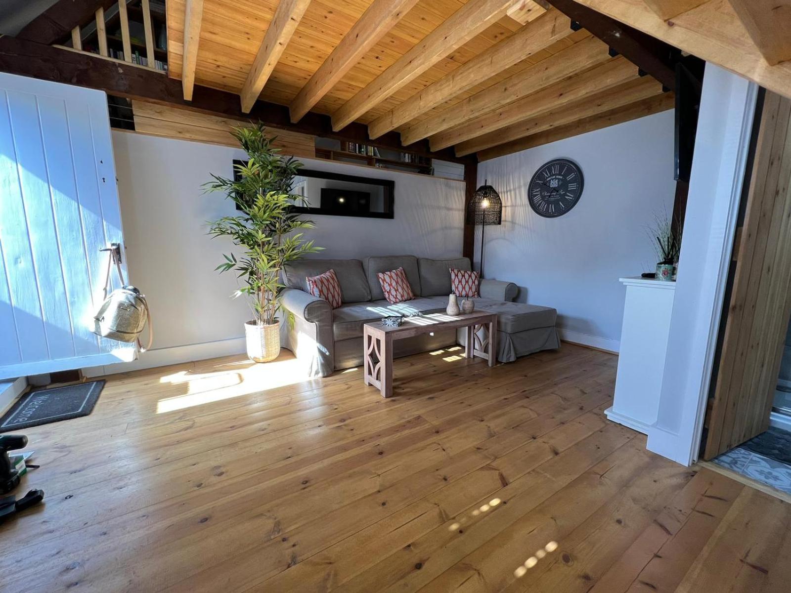 The Shack - Thatched Self Contained Annex view 3