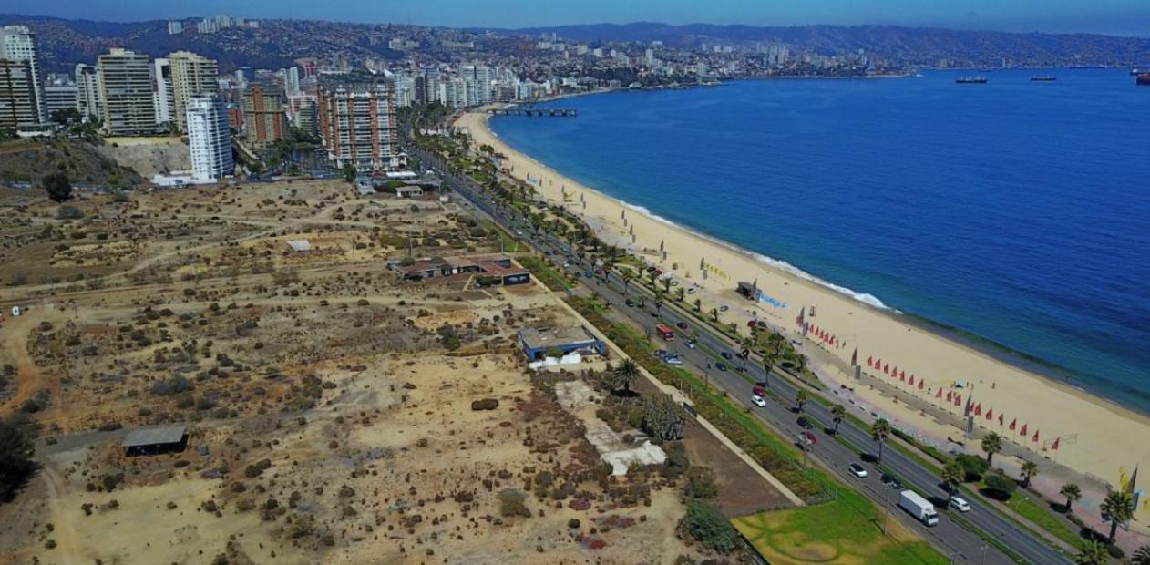 Espacioso y Hermoso departamento con vista 180º al mar insuperable! Excelente ubicación, conexión directa a la playa - caminable, con estacionamiento, vigi
