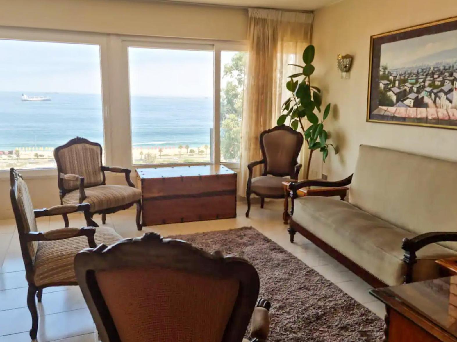 Espacioso y Hermoso departamento con vista 180º al mar insuperable! Excelente ubicación, conexión directa a la playa - caminable, con estacionamiento, vigi