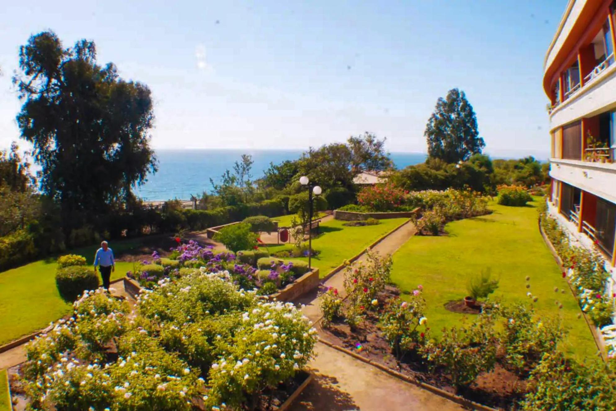 Espacioso y Hermoso departamento con vista 180º al mar insuperable! Excelente ubicación, conexión directa a la playa - caminable, con estacionamiento, vigi
