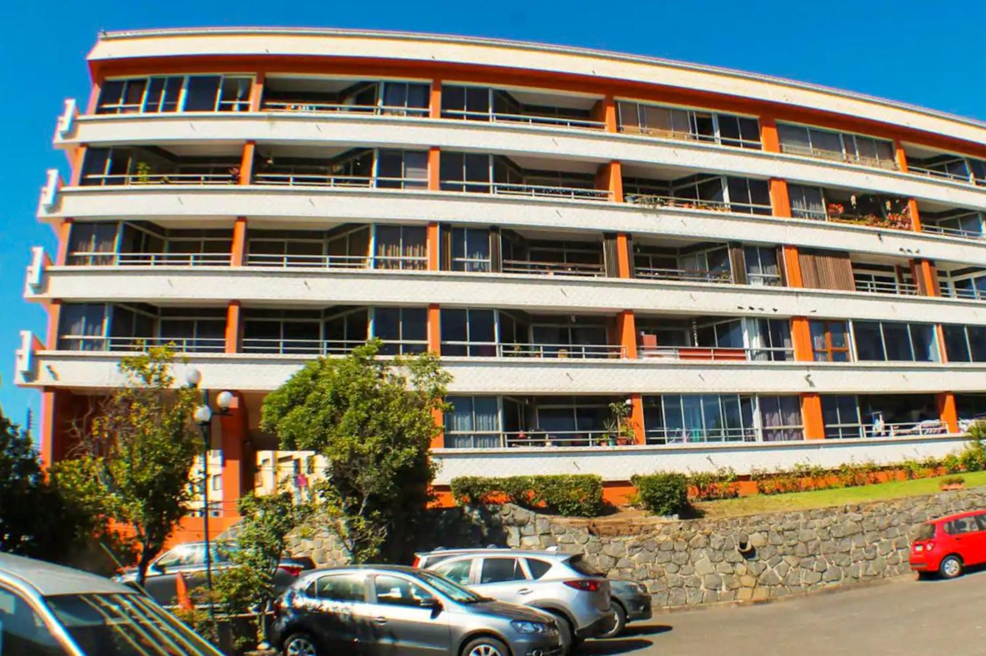 Espacioso y Hermoso departamento con vista 180º al mar insuperable! Excelente ubicación, conexión directa a la playa - caminable, con estacionamiento, vigi