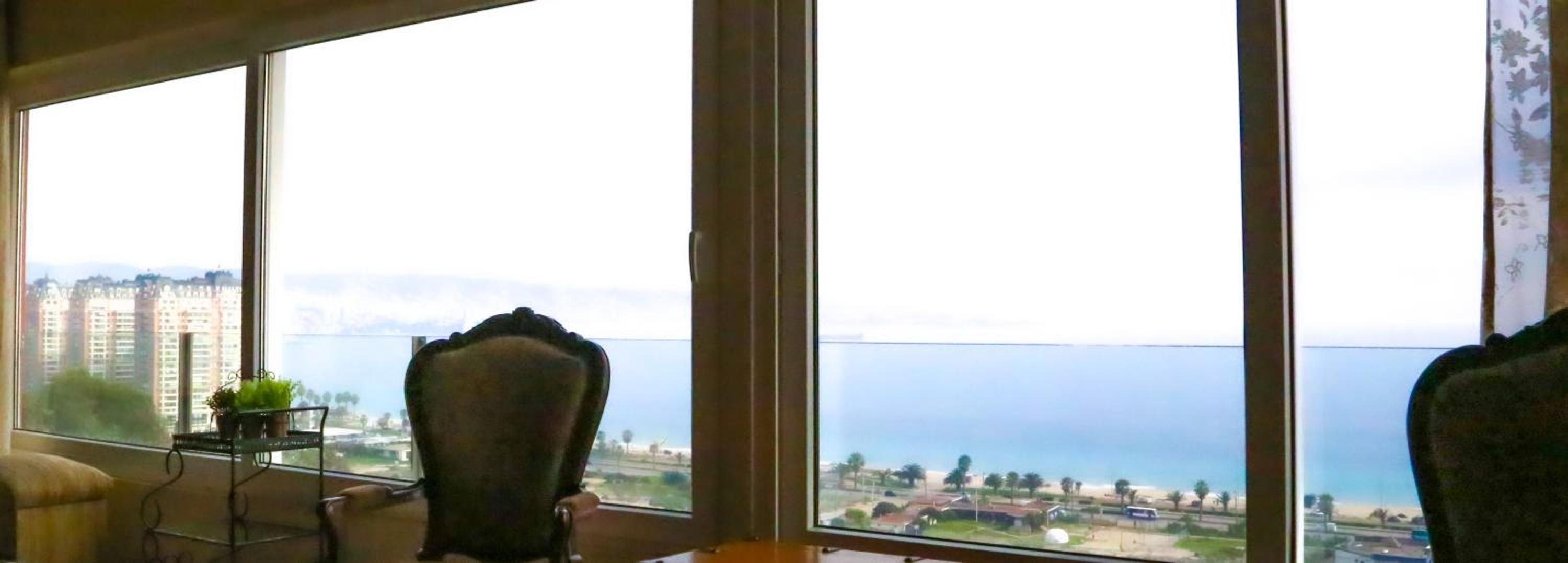 Espacioso y Hermoso departamento con vista 180º al mar insuperable! Excelente ubicación, conexión directa a la playa - caminable, con estacionamiento, vigi