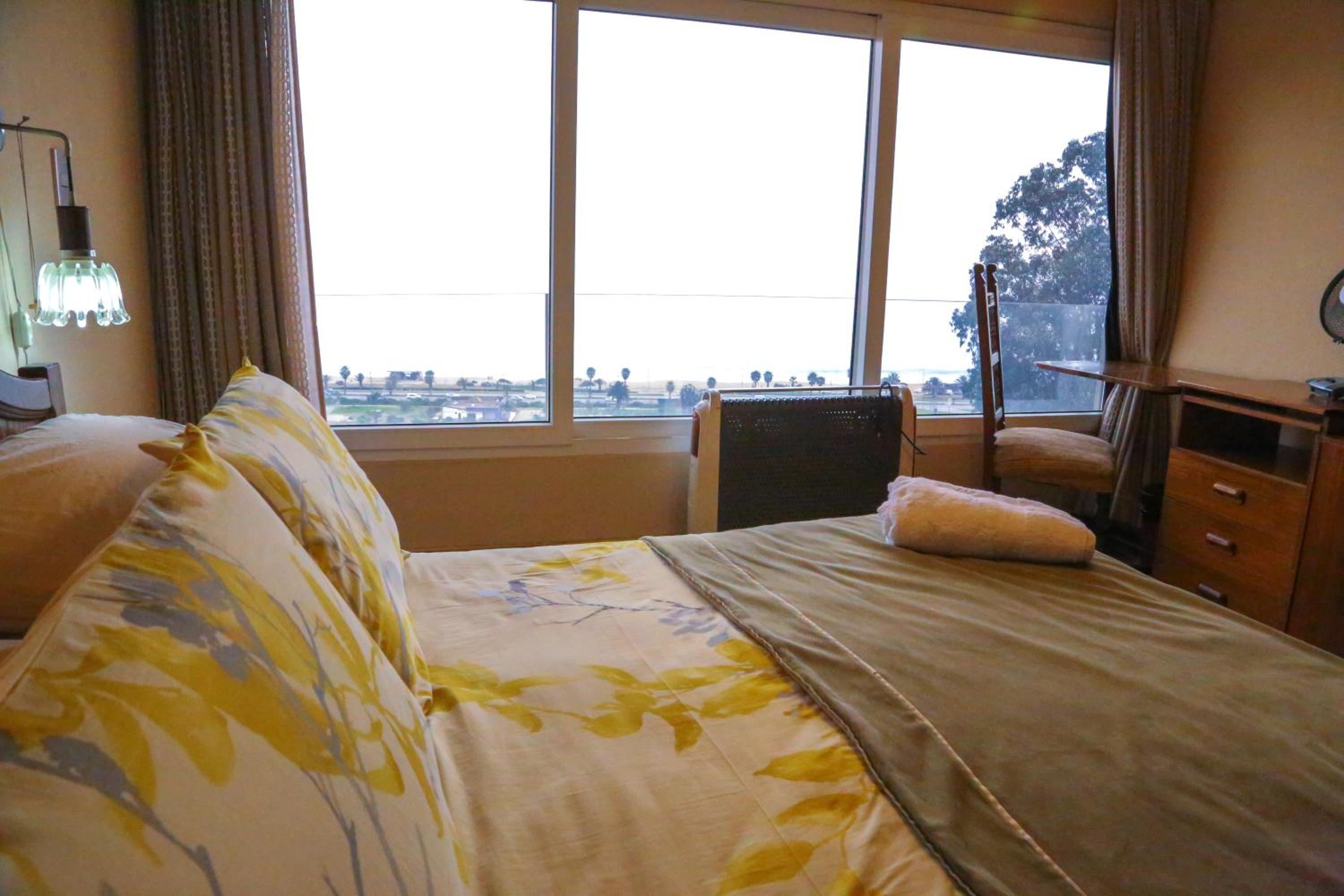 Espacioso y Hermoso departamento con vista 180º al mar insuperable! Excelente ubicación, conexión directa a la playa - caminable, con estacionamiento, vigi