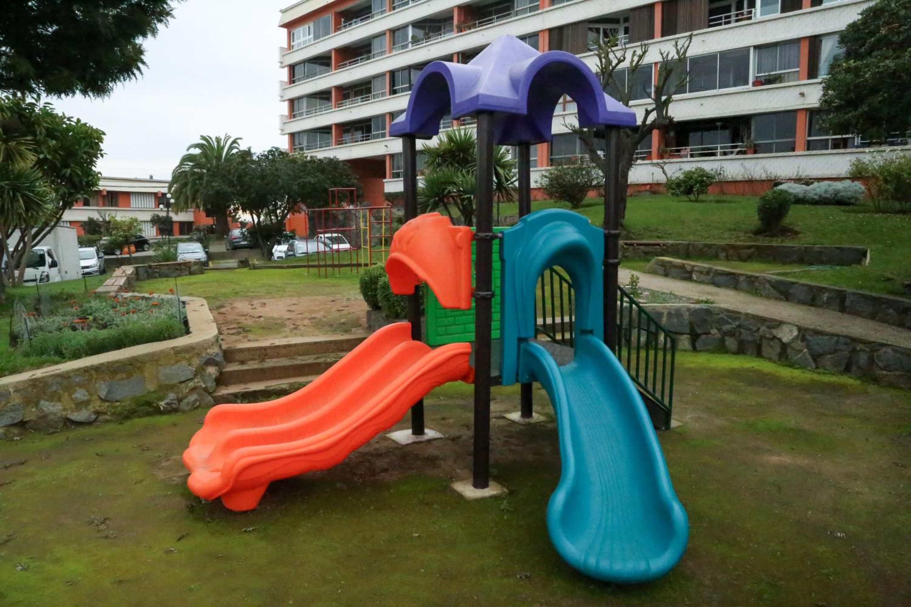 Espacioso y Hermoso departamento con vista 180º al mar insuperable! Excelente ubicación, conexión directa a la playa - caminable, con estacionamiento, vigi