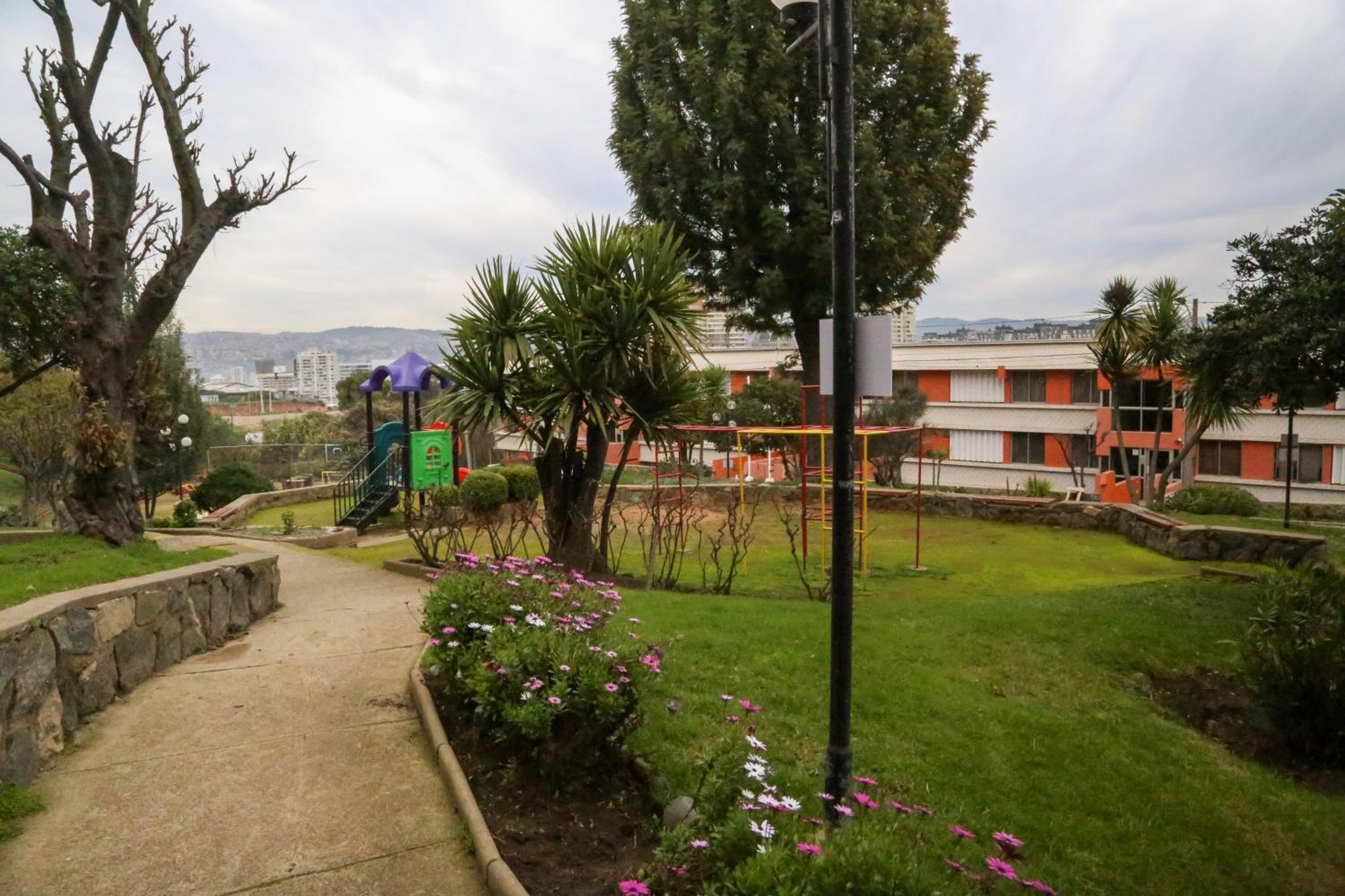 Espacioso y Hermoso departamento con vista 180º al mar insuperable! Excelente ubicación, conexión directa a la playa - caminable, con estacionamiento, vigi