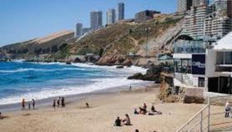Espacioso y Hermoso departamento con vista 180º al mar insuperable! Excelente ubicación, conexión directa a la playa - caminable, con estacionamiento, vigi