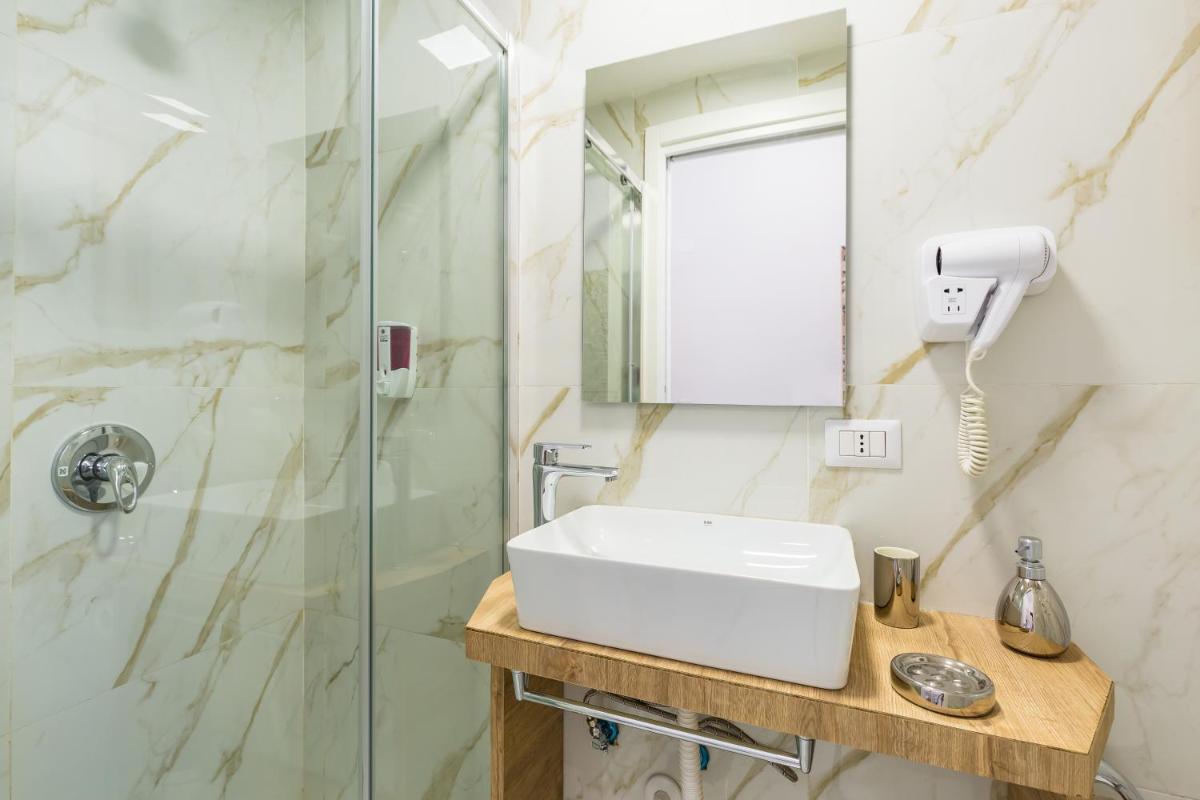 Casa Vacanza Vanity en Naples — bathroom