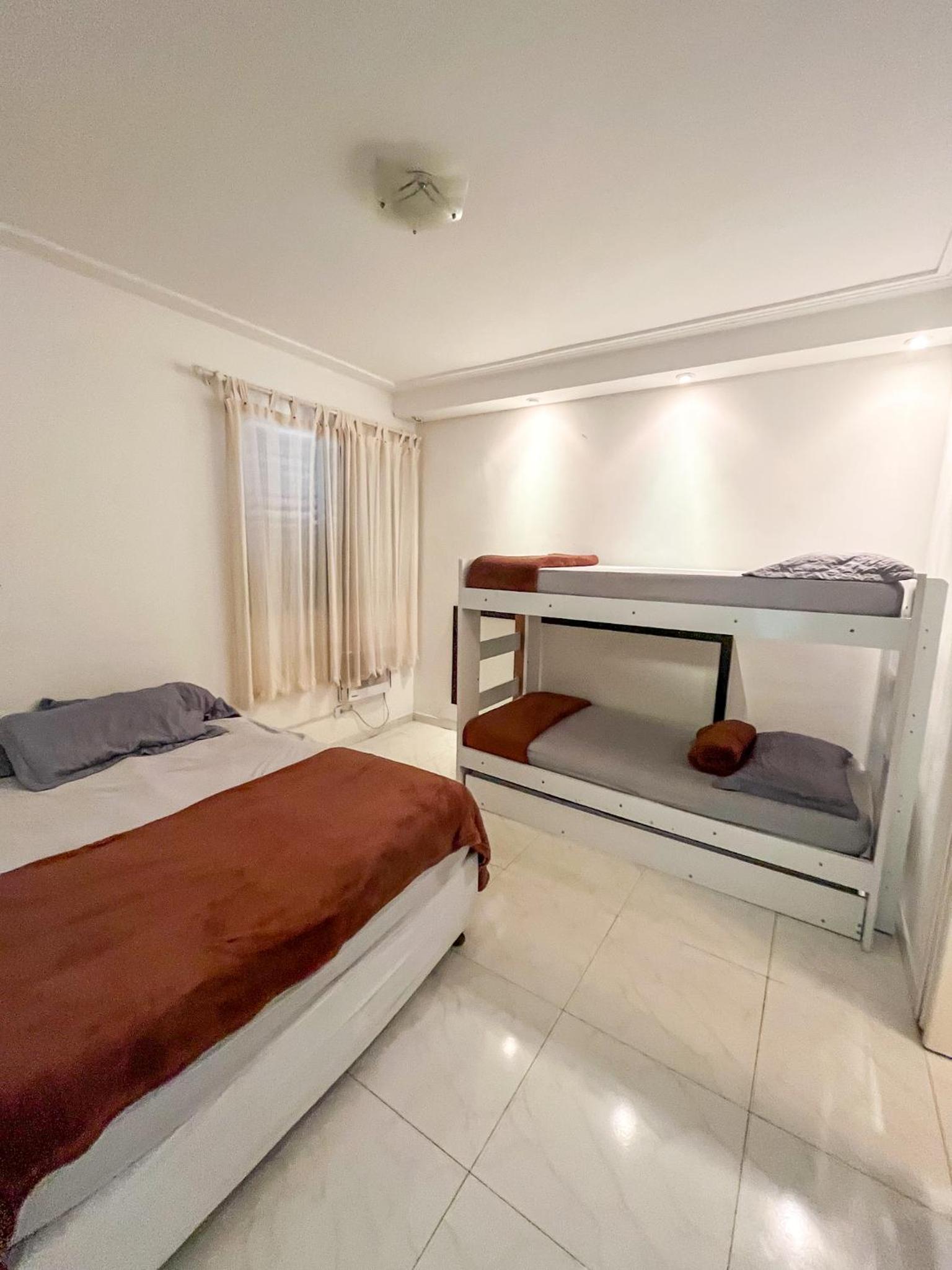 Apartamento com Varanda e Suíte Enseada Guarujá view 5