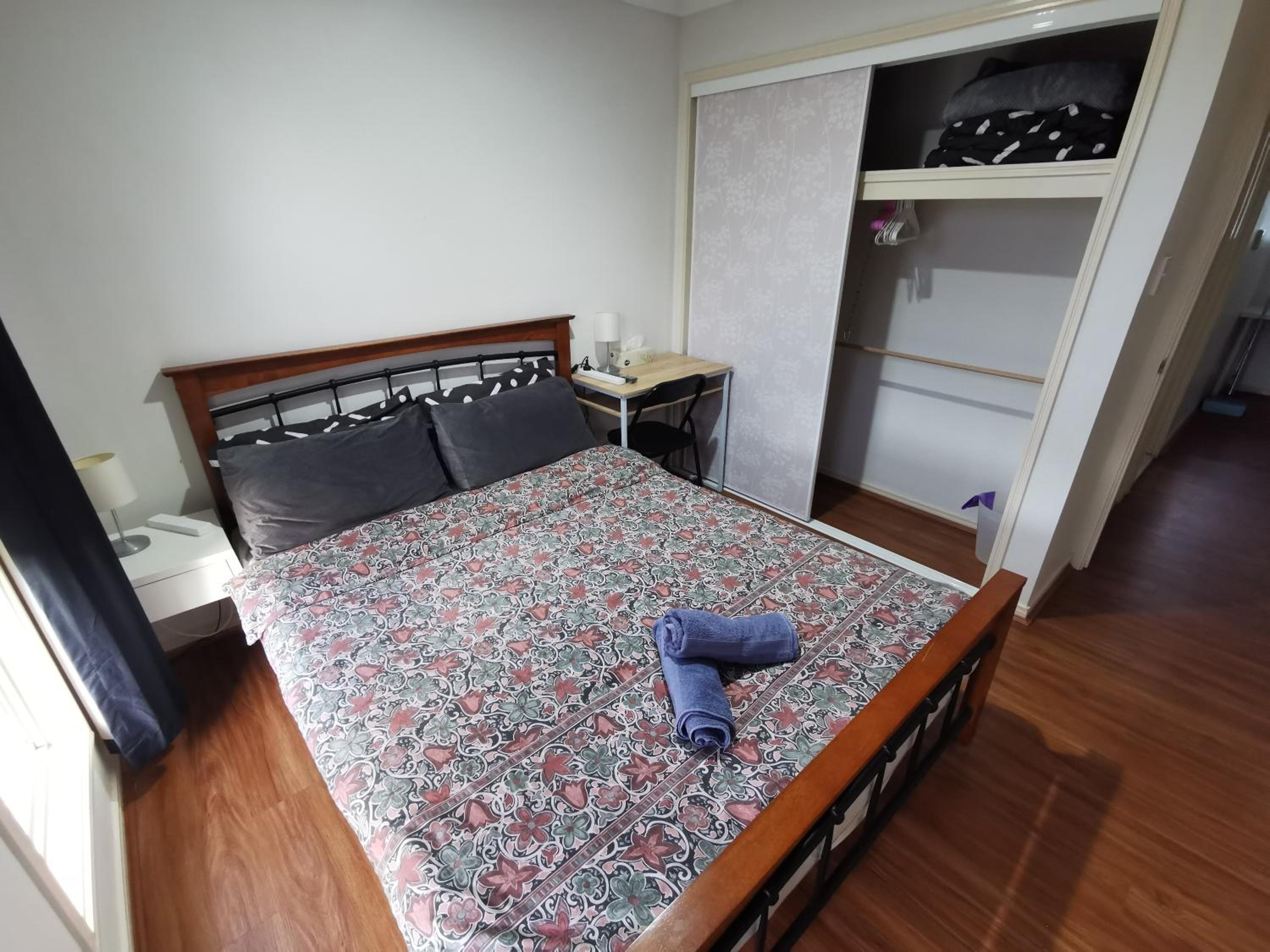 Shared house with other guests near shopping center and theme parks