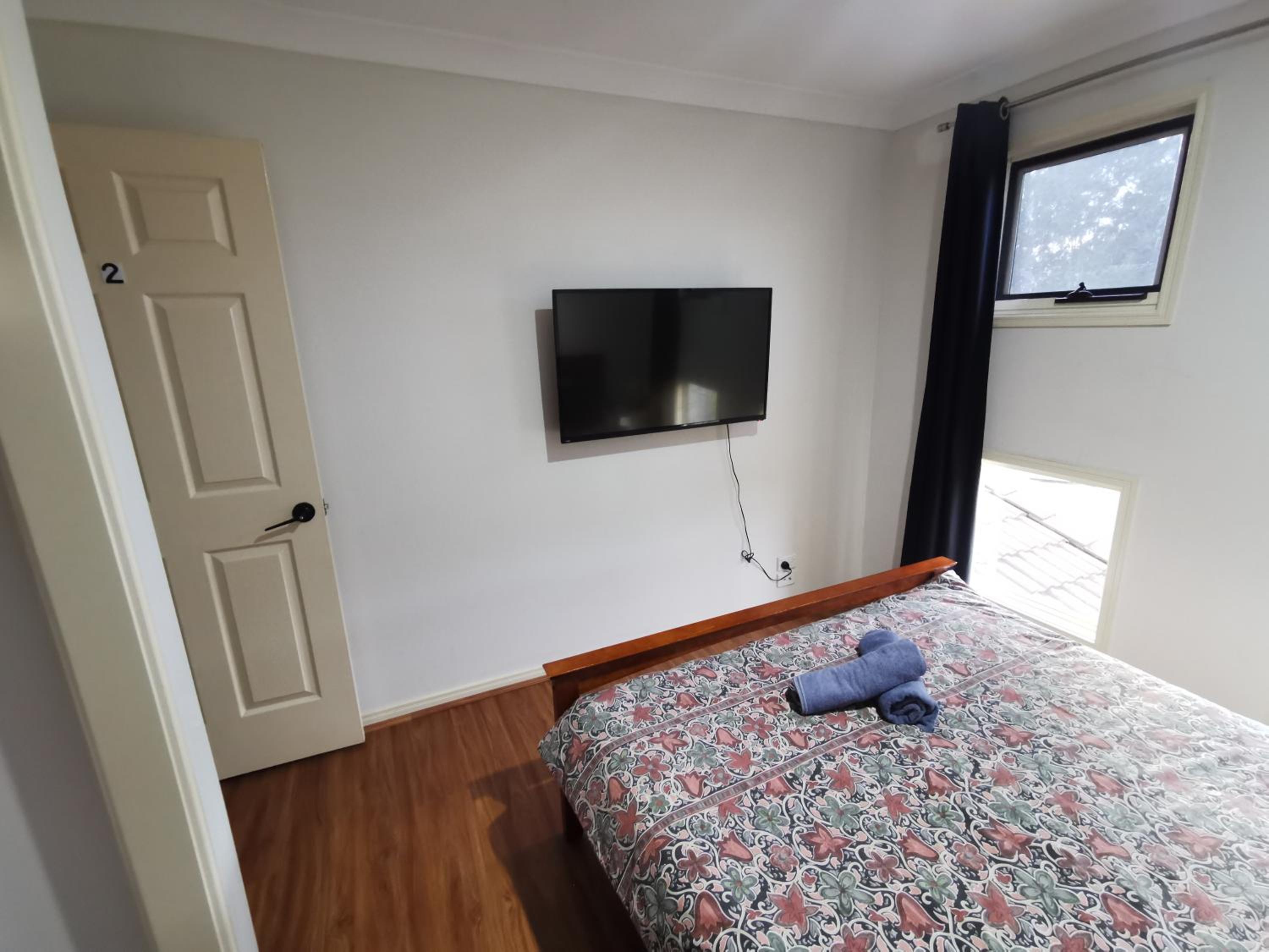 Shared house with other guests near shopping center and theme parks