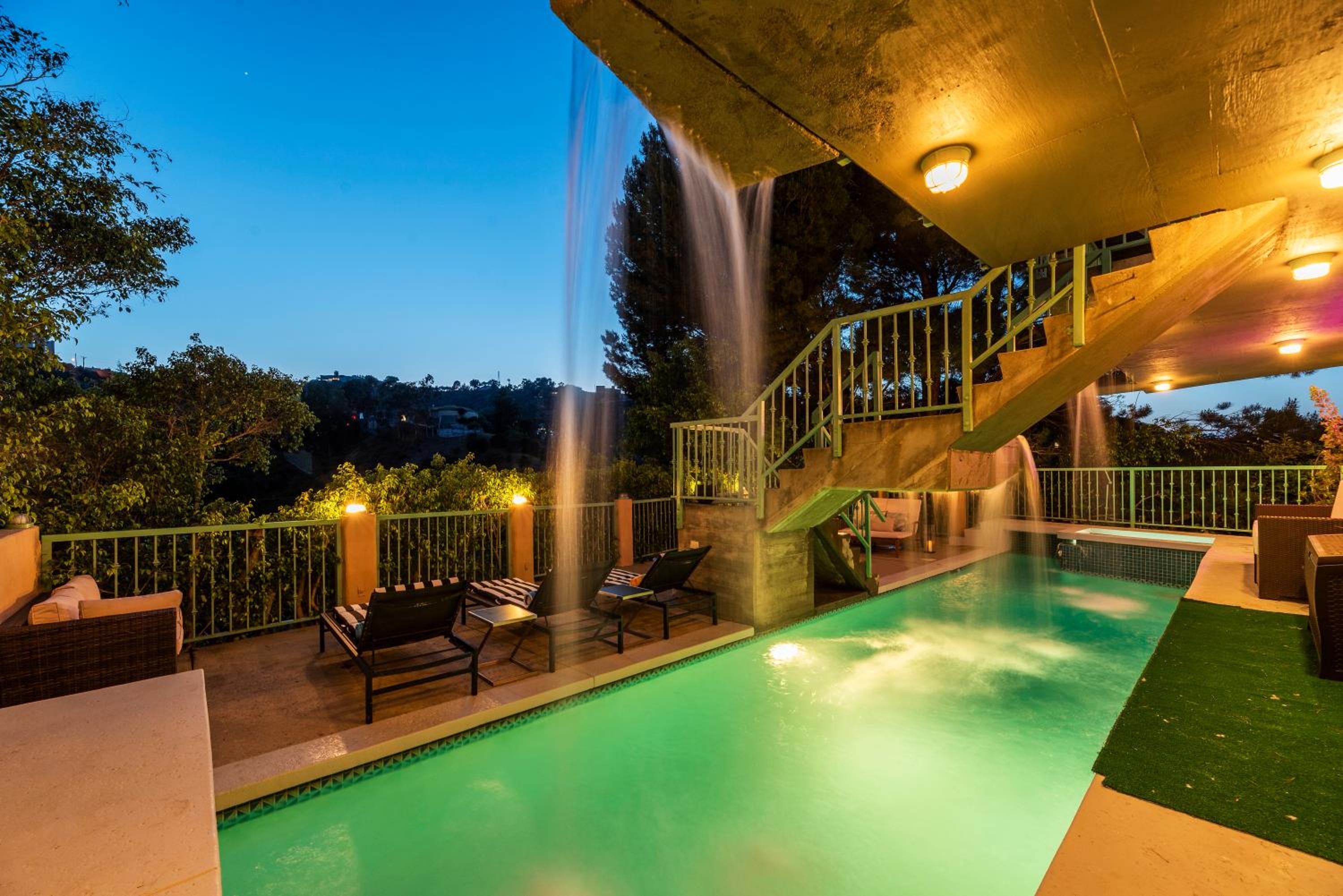 Laurel Canyon Hideaway - booking issues email Lawrencelaurelcyn at gmail