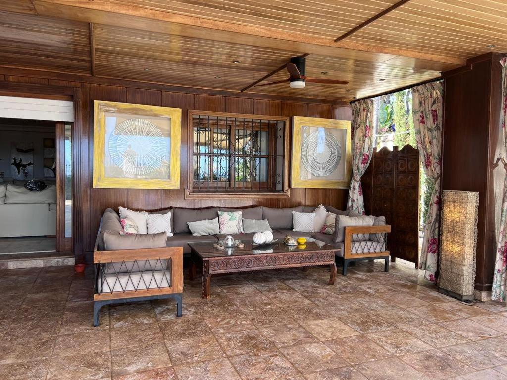 VILLA EN PRIMERA LINEA PLAYA