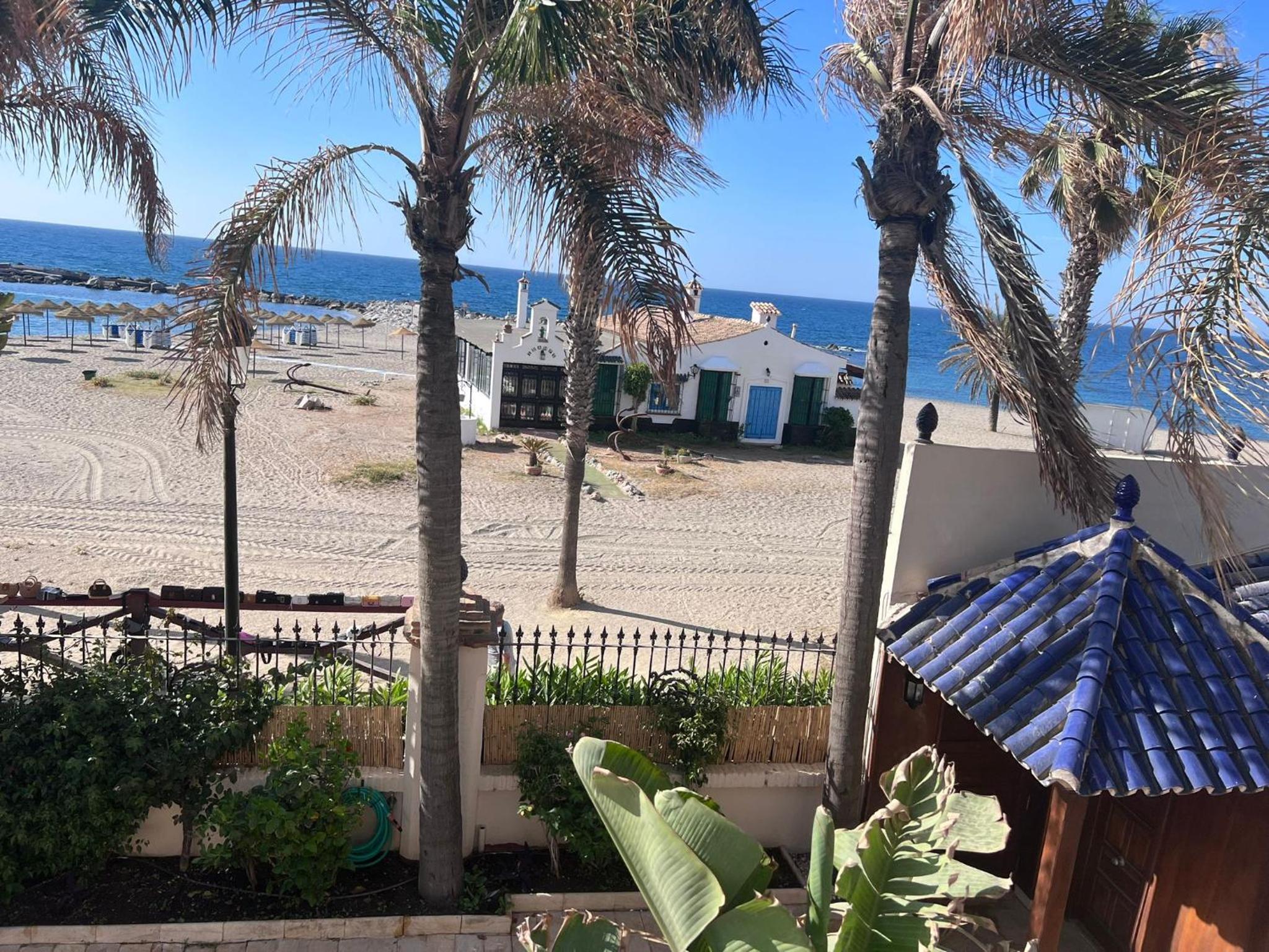 VILLA EN PRIMERA LINEA PLAYA