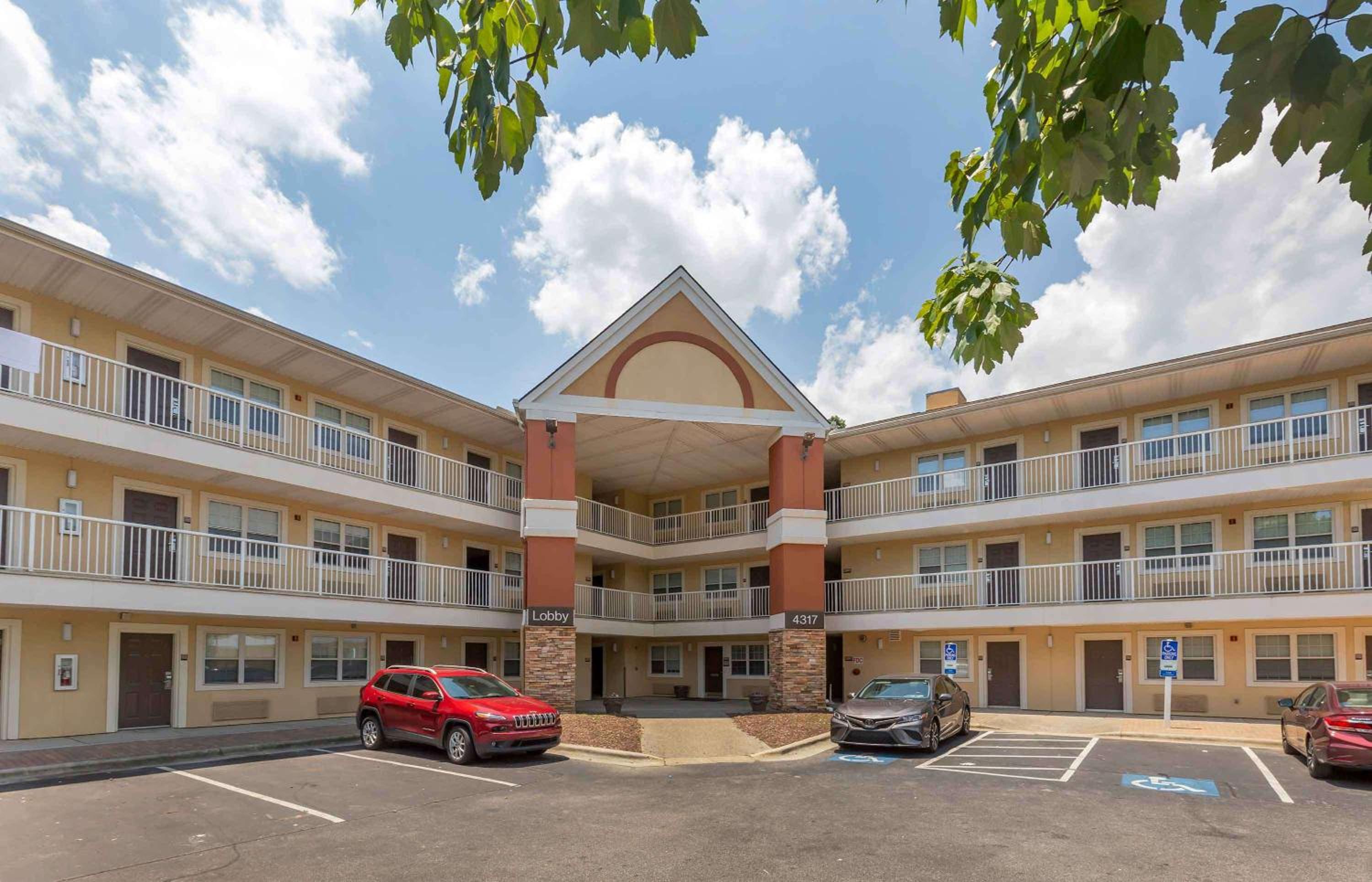 Hotel Extended Stay America Select Suites - Greensboro - Wendover Ave - Big Tree Way - Image 1