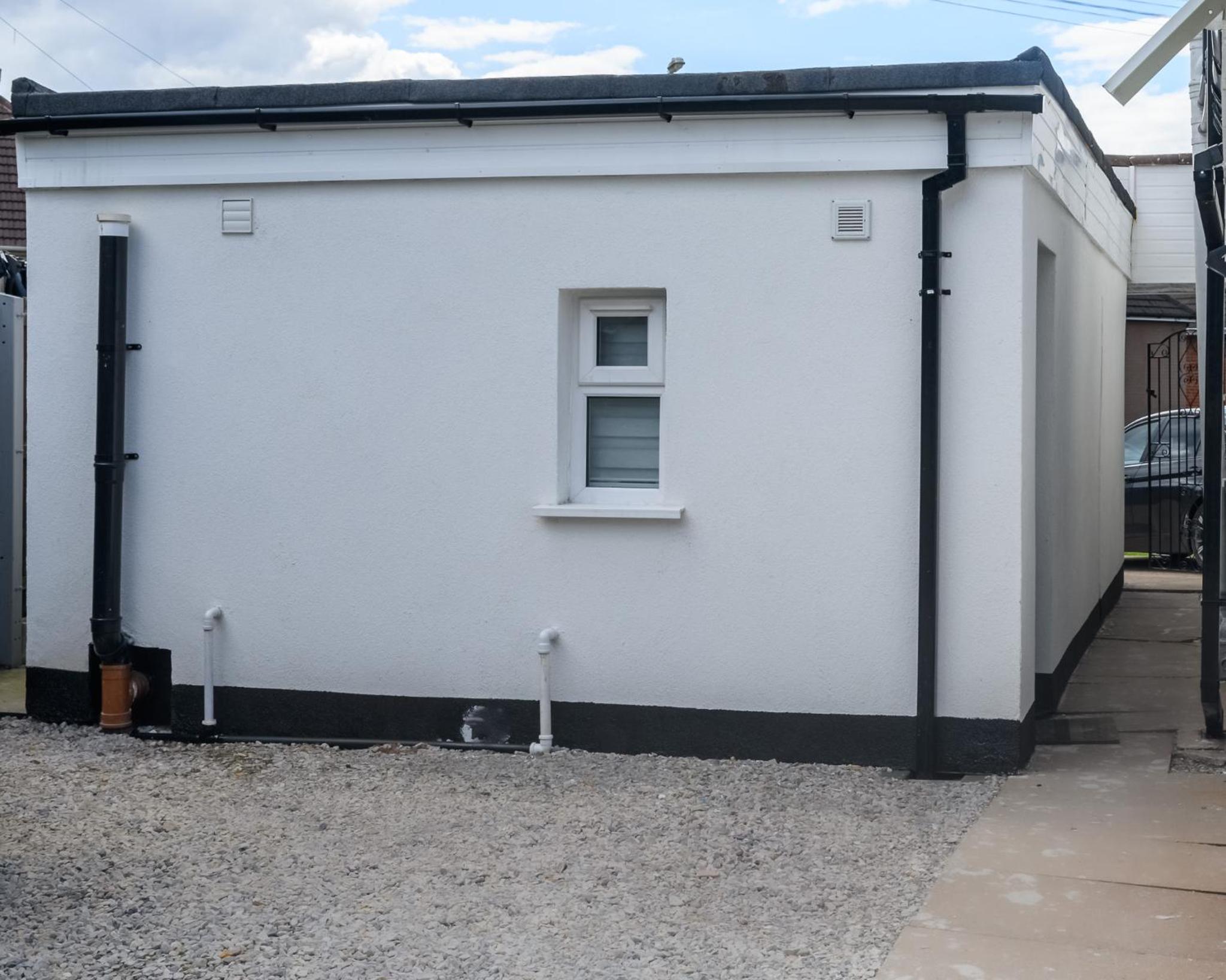 Modern and Stylish 1-Bedroom Guesthouse near M6 J10 Perfect for Business Stays & Couples Free Parking & Wi-Fi
