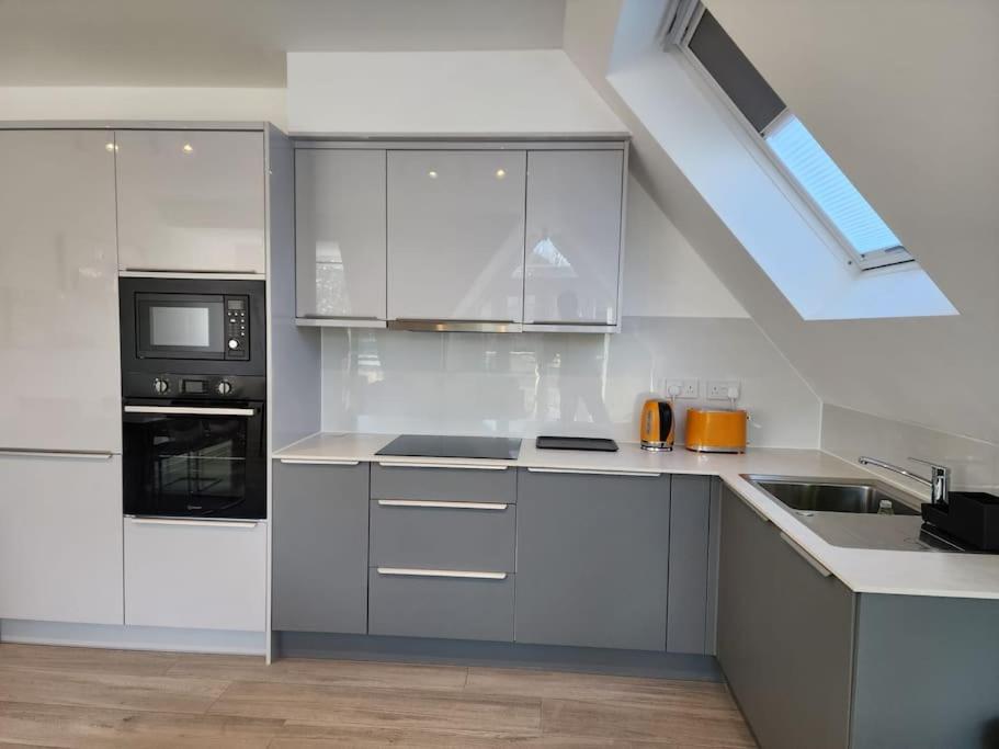Paradigm Court, Modern 1-Bedroom Apartment (6), Oxford view 5