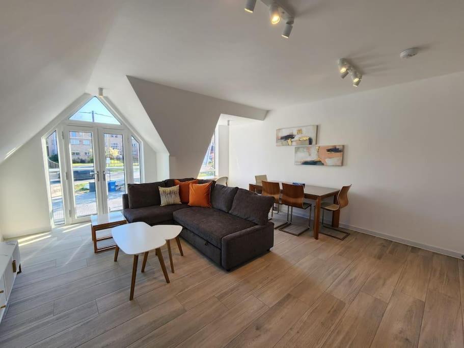 Paradigm Court, Modern 1-Bedroom Apartment (6), Oxford view 2