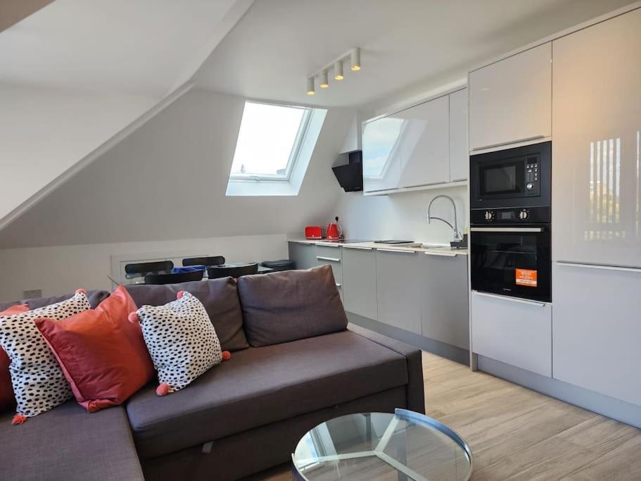 Paradigm Court, Modern 1-Bedroom Apartment, Oxford view 5