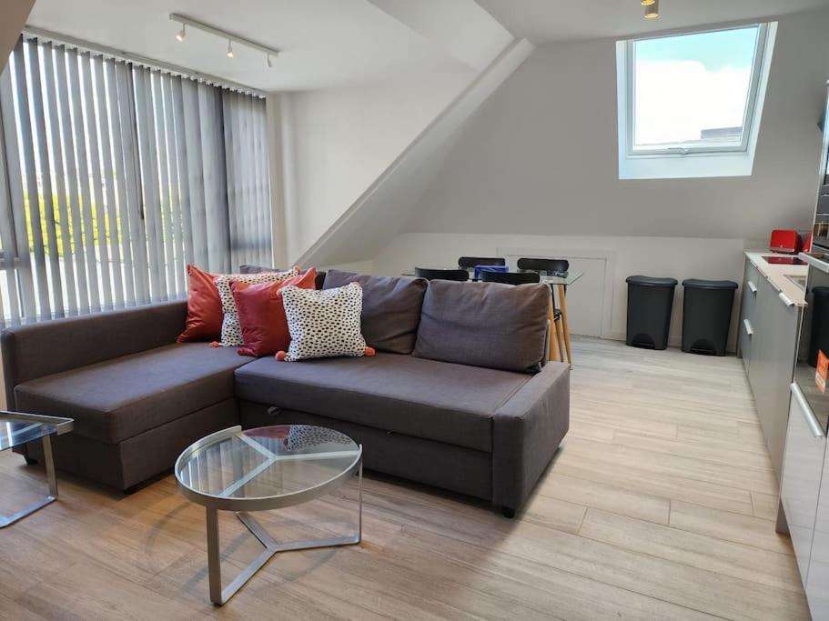 Paradigm Court, Modern 1-Bedroom Apartment, Oxford view 2