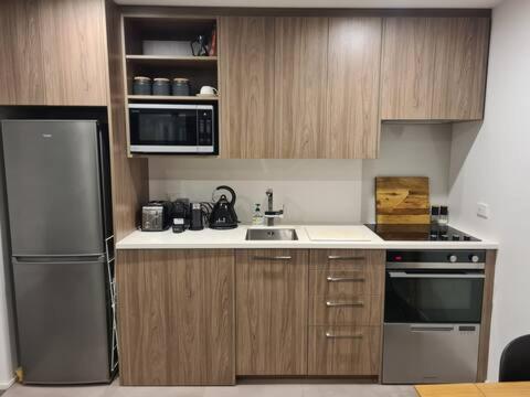 Modern 1 Bedroom Apartment across from Hagley Park view 3