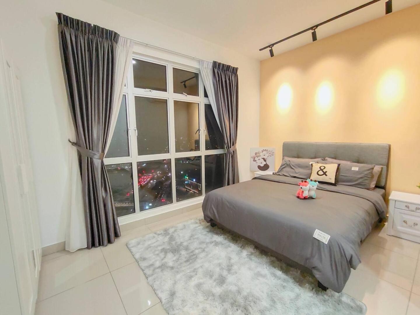 Kulai d putra suites beside ioiMall near JPO and Airport view 3