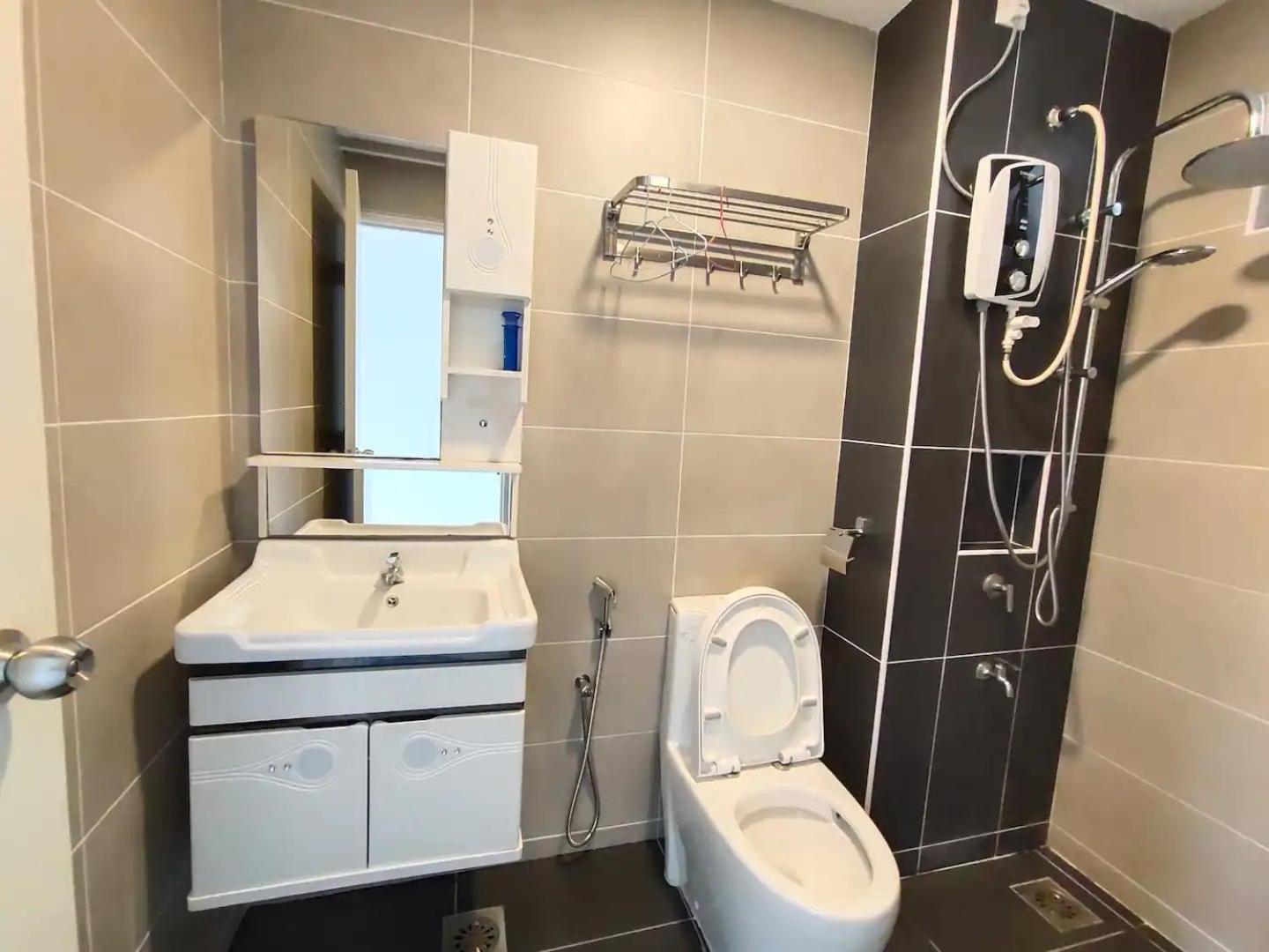 Kulai d putra suites beside ioiMall near JPO and Airport view 5