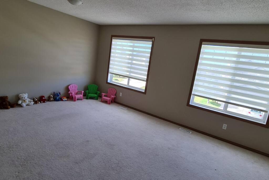 Spacious comfortable Air-Conditioned. Near airport!