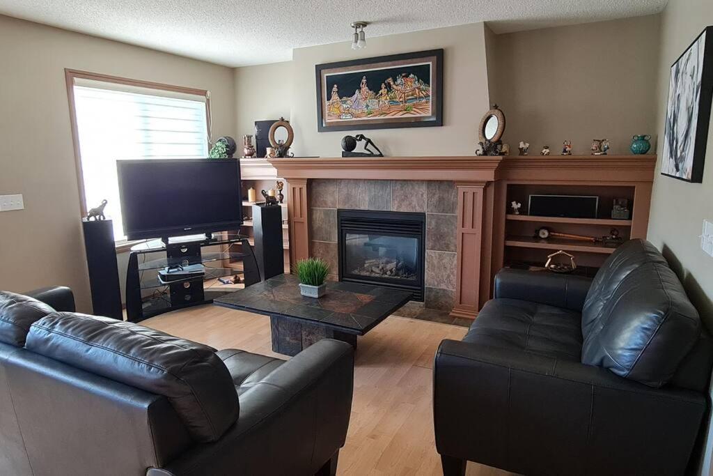 Spacious comfortable Air-Conditioned. Near airport!
