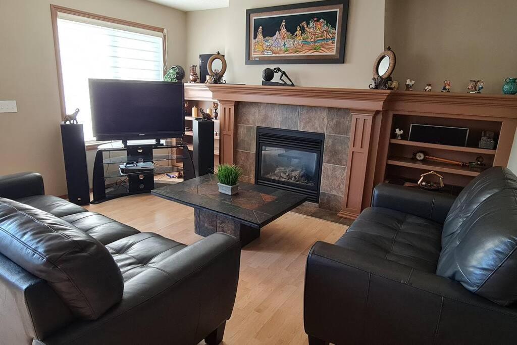Spacious comfortable Air-Conditioned. Near airport!