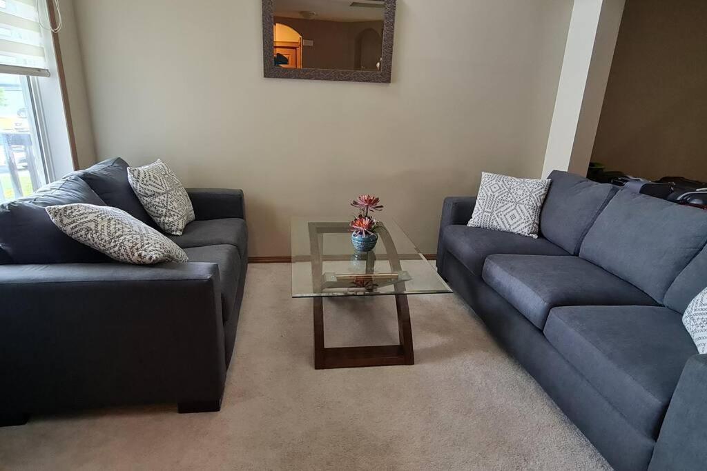 Spacious comfortable Air-Conditioned. Near airport!