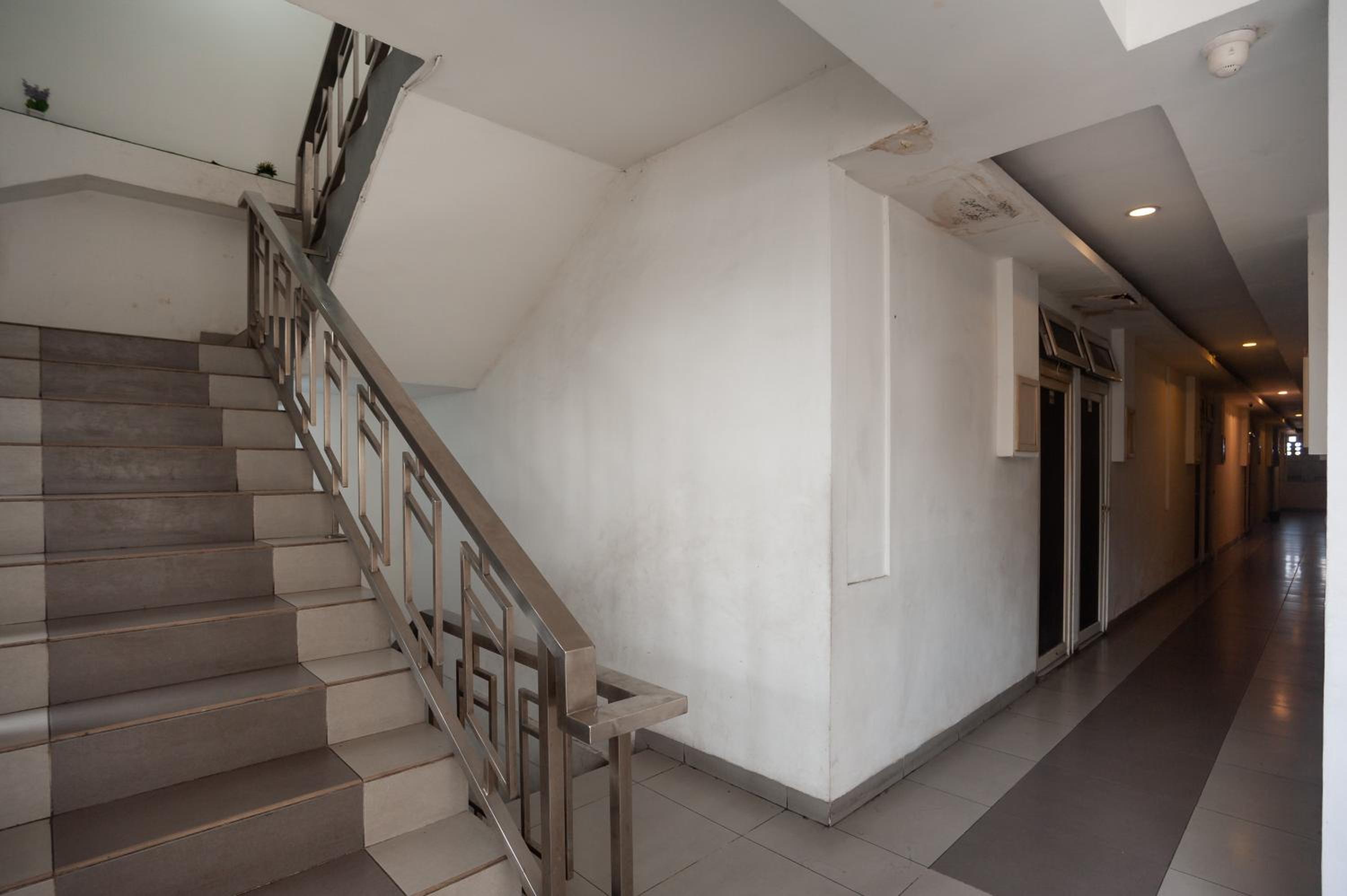 RedDoorz near Binus Anggrek 2 view 3
