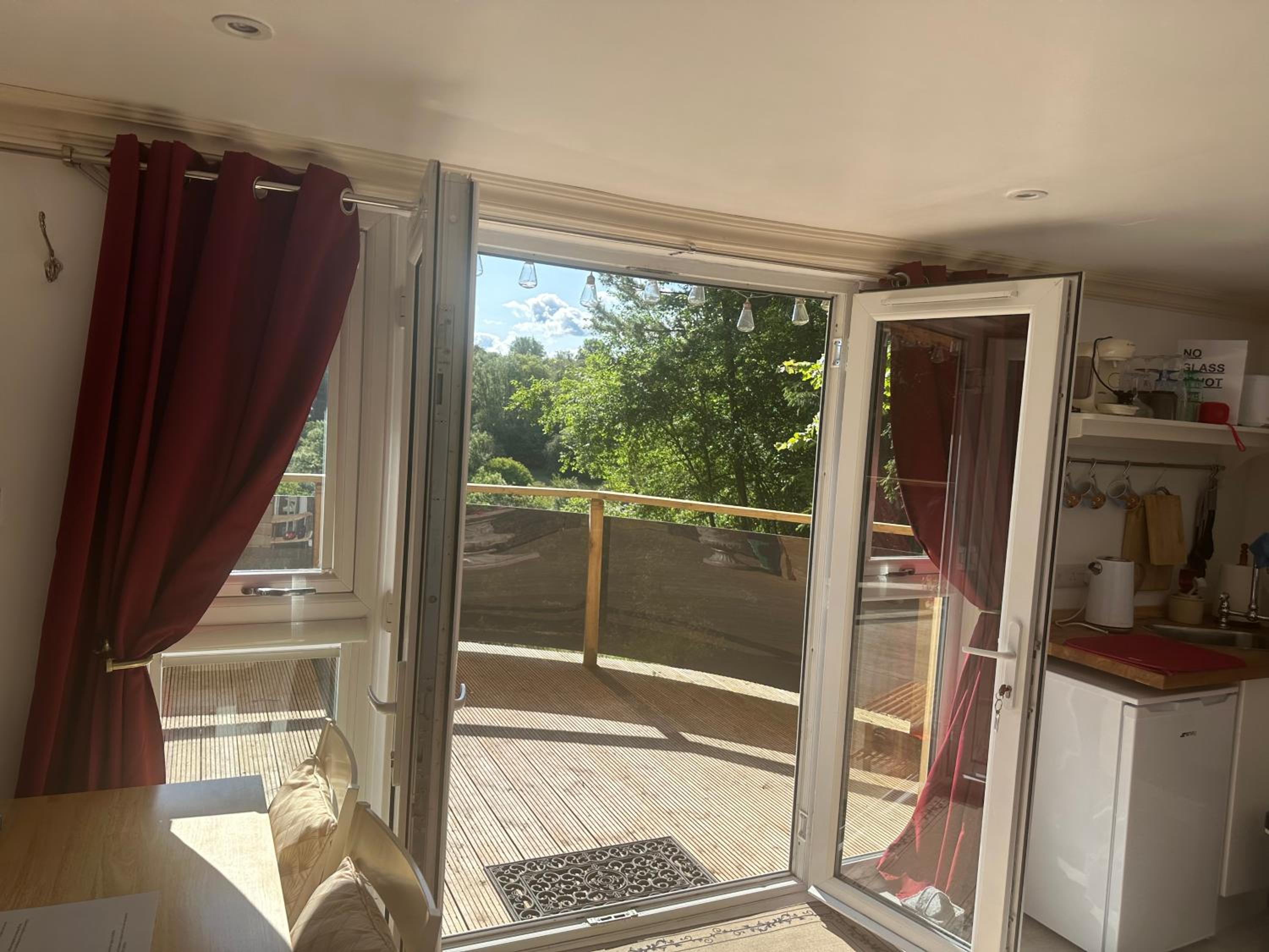 Unique Orchard Lodge for couples with hot tub