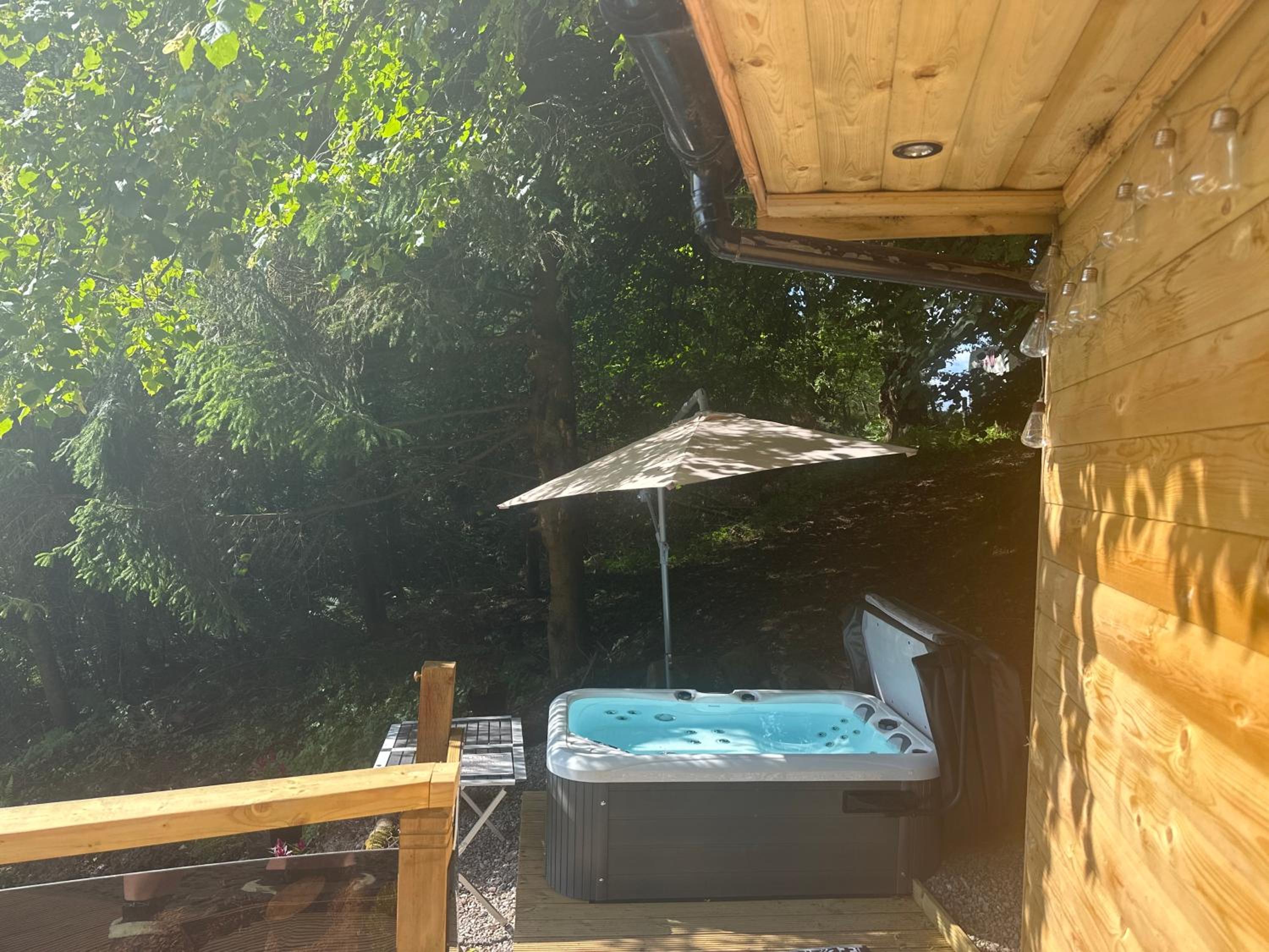 Unique Orchard Lodge for couples with hot tub