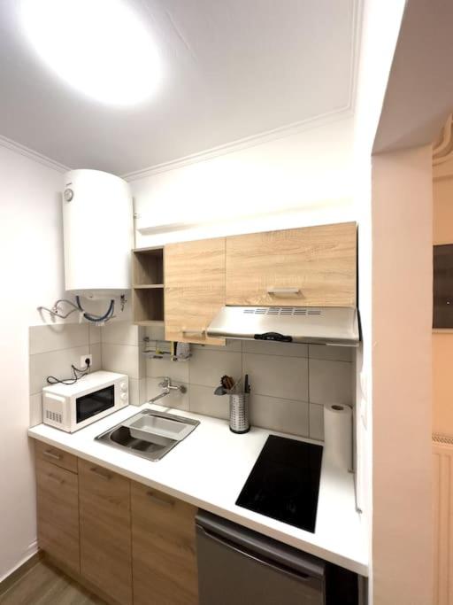 Petite Retreat in Kolonaki, Athens /Netflix