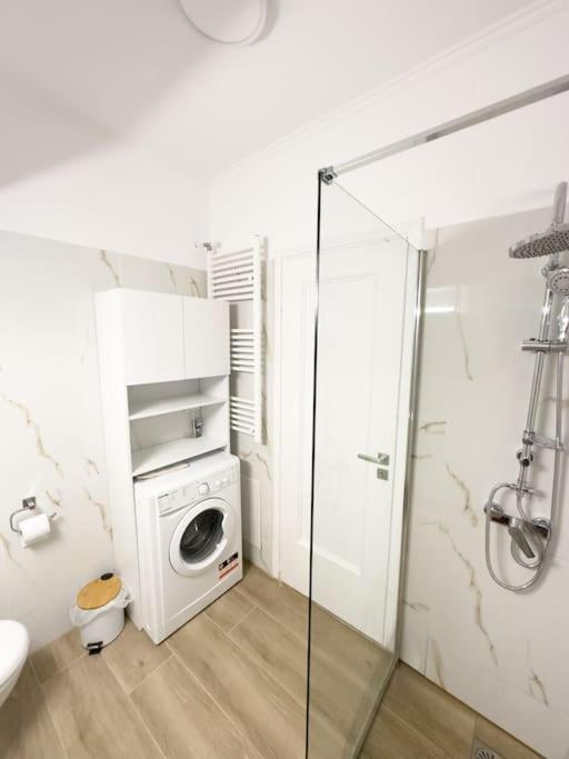 Petite Retreat in Kolonaki, Athens /Netflix