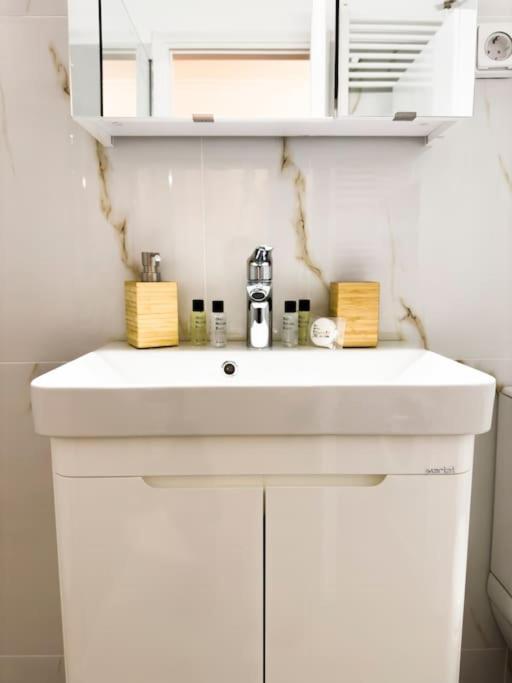 Petite Retreat in Kolonaki, Athens /Netflix