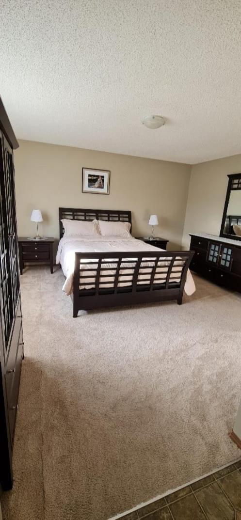 Spacious comfortable Air-Conditioned. Near airport!