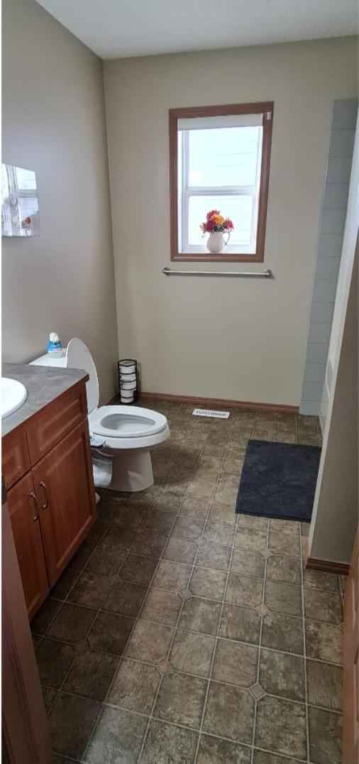 Spacious comfortable Air-Conditioned. Near airport!