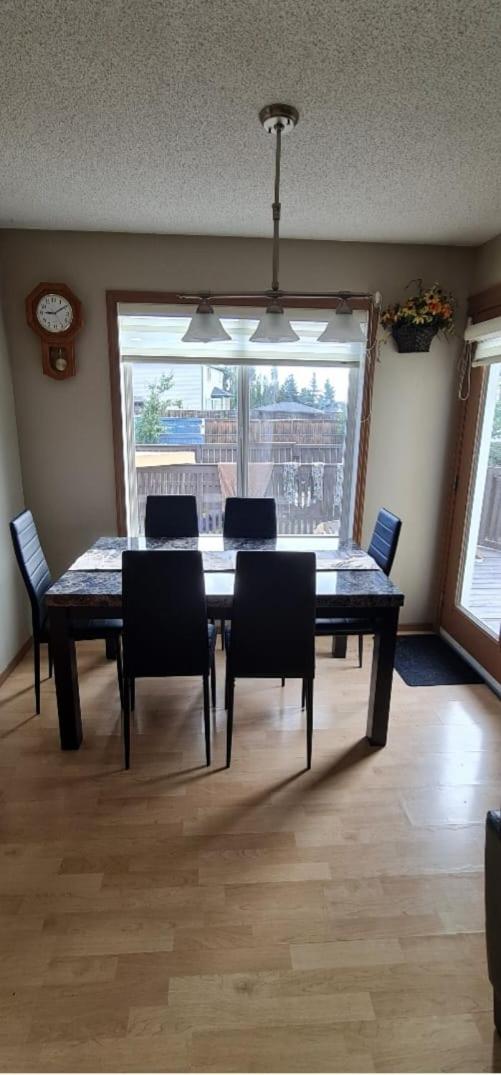 Spacious comfortable Air-Conditioned. Near airport!