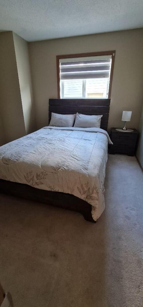 Spacious comfortable Air-Conditioned. Near airport!