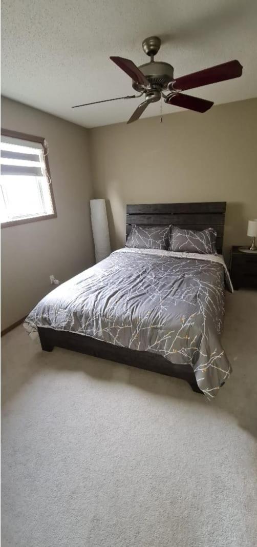 Spacious comfortable Air-Conditioned. Near airport!