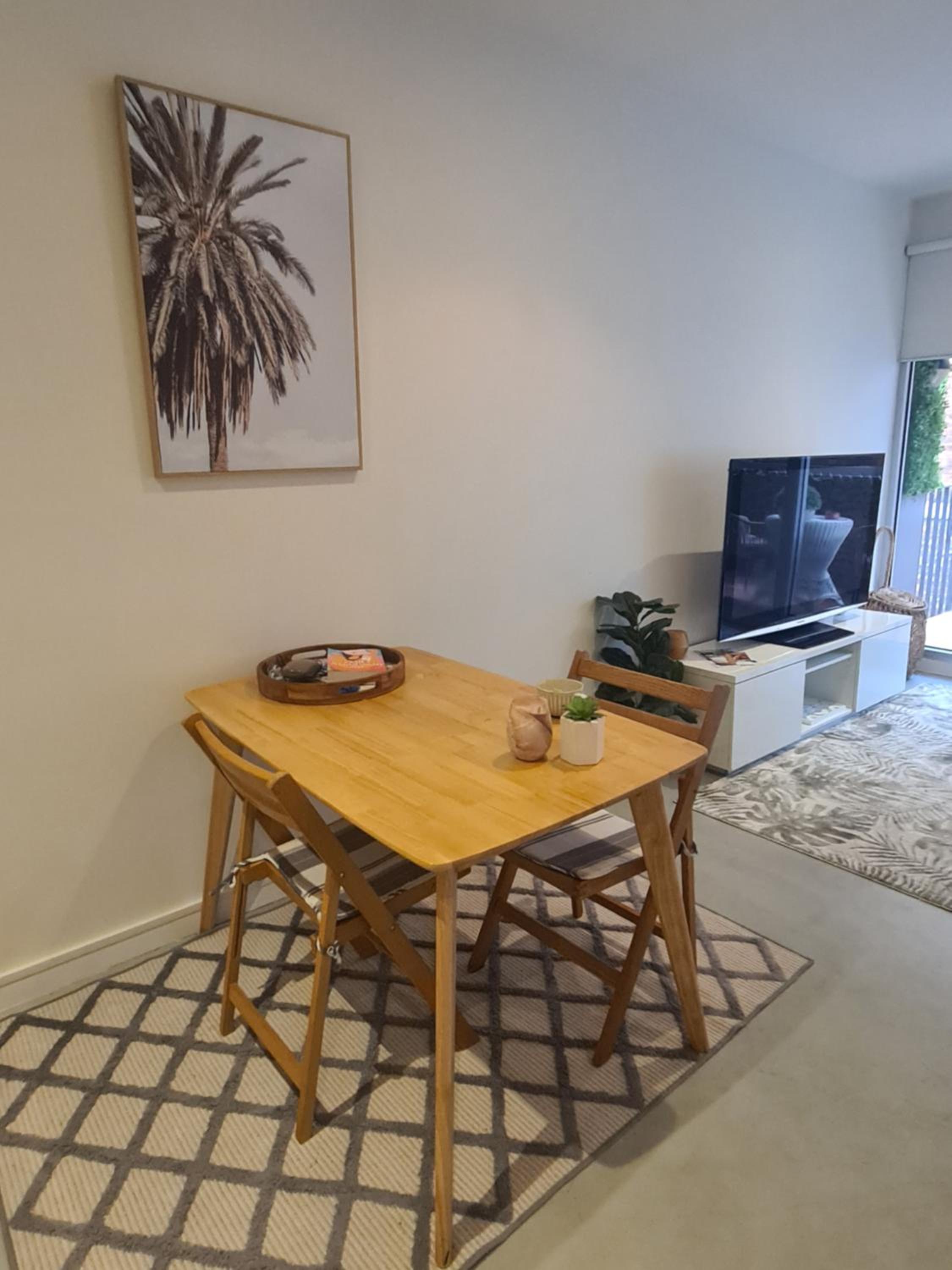 Cosy Beach Apartment with Free Secure Car Park