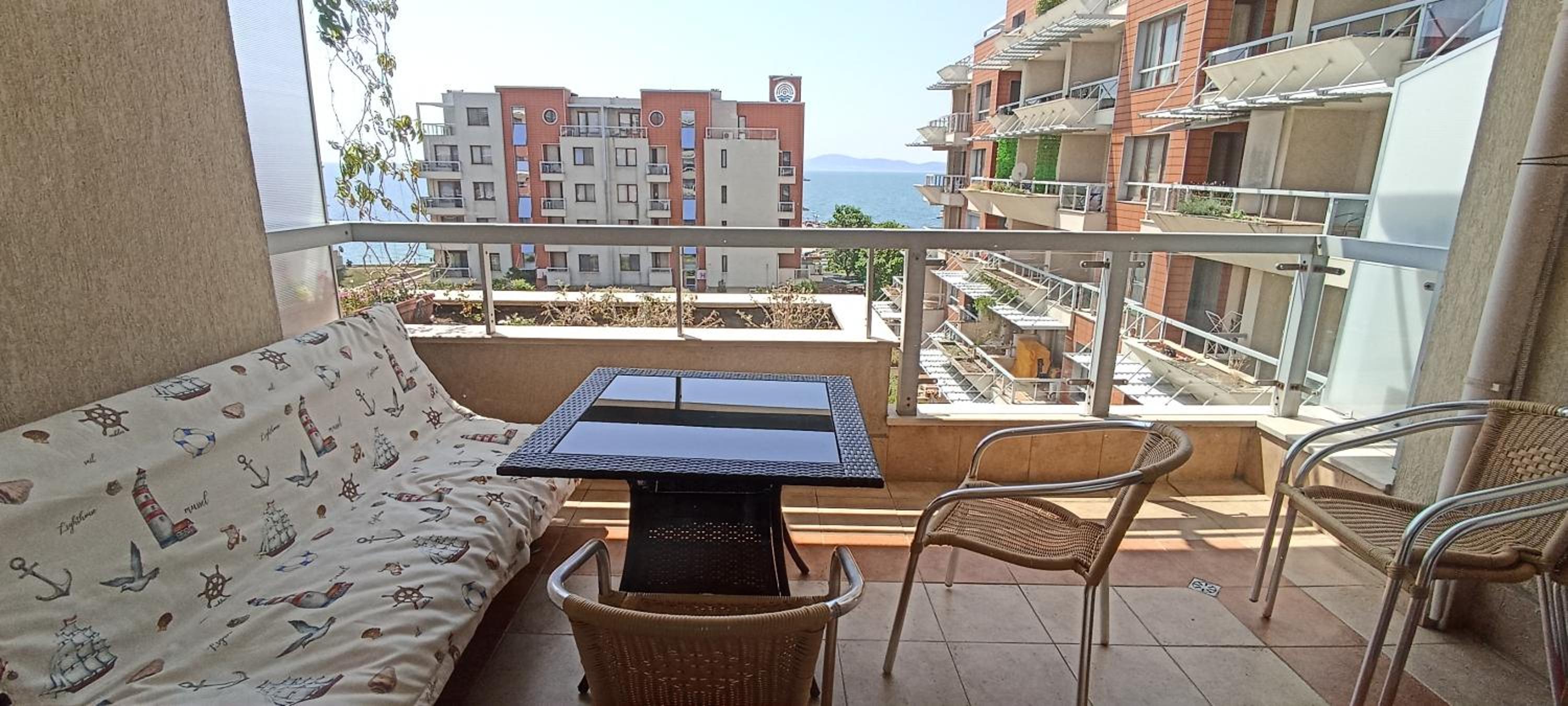Cozy apartment with sea view and free parking