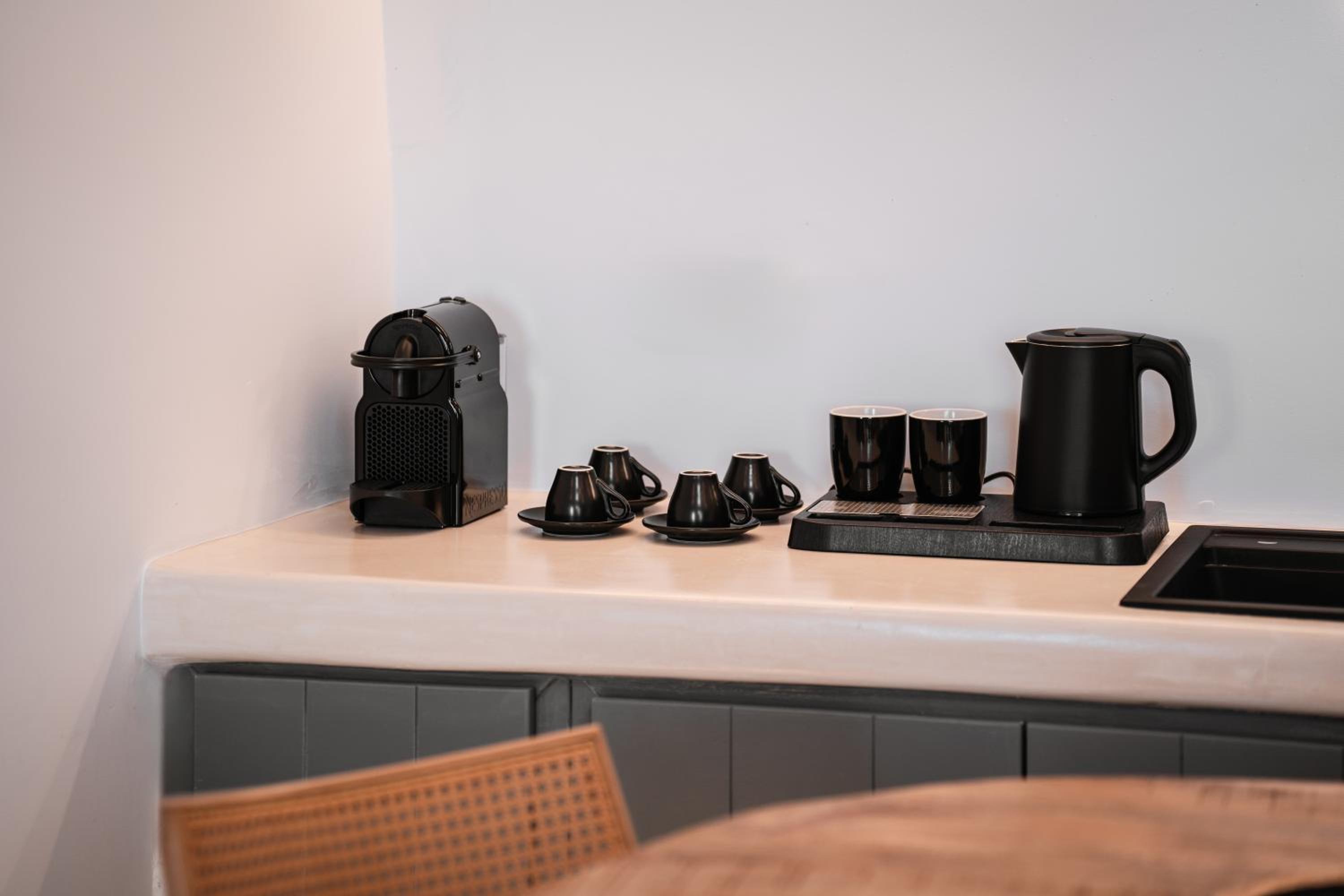 Bligos Ville, villa con vistas al mar en Oia — kitchen